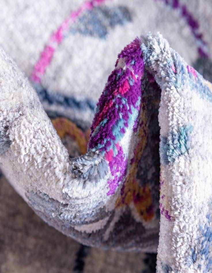 Detail image of 2' 7 x 9' 10 Budapest Runner Rug