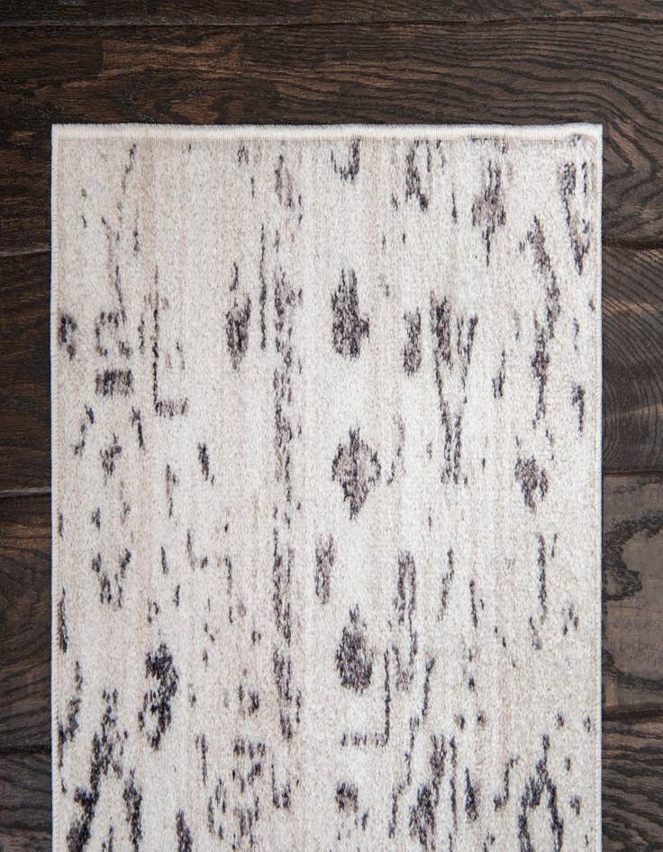 Detail image of 2' 7 x 8' 2 Madrid Runner Rug