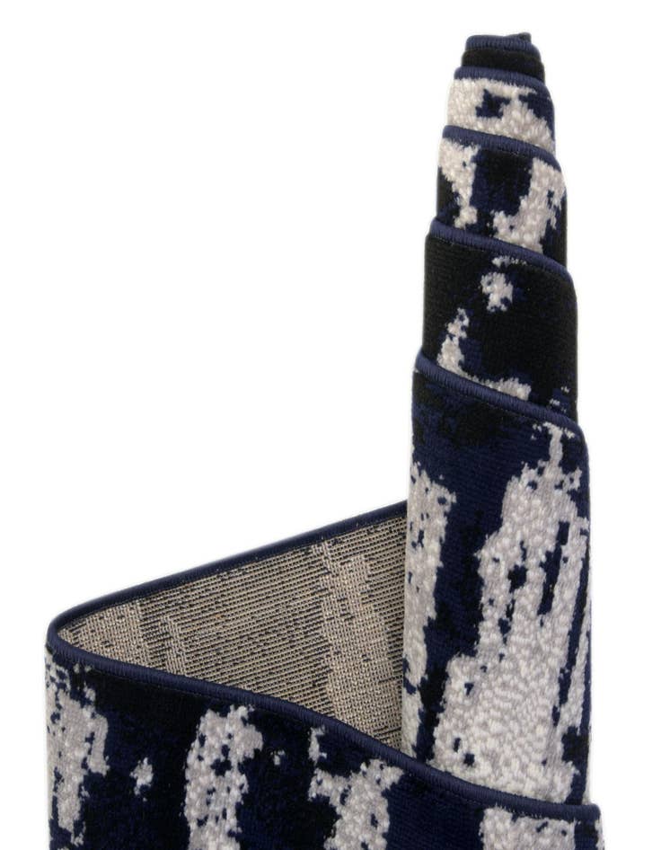 Detail image of 2' x 6' 9 Metropolis Runner Rug