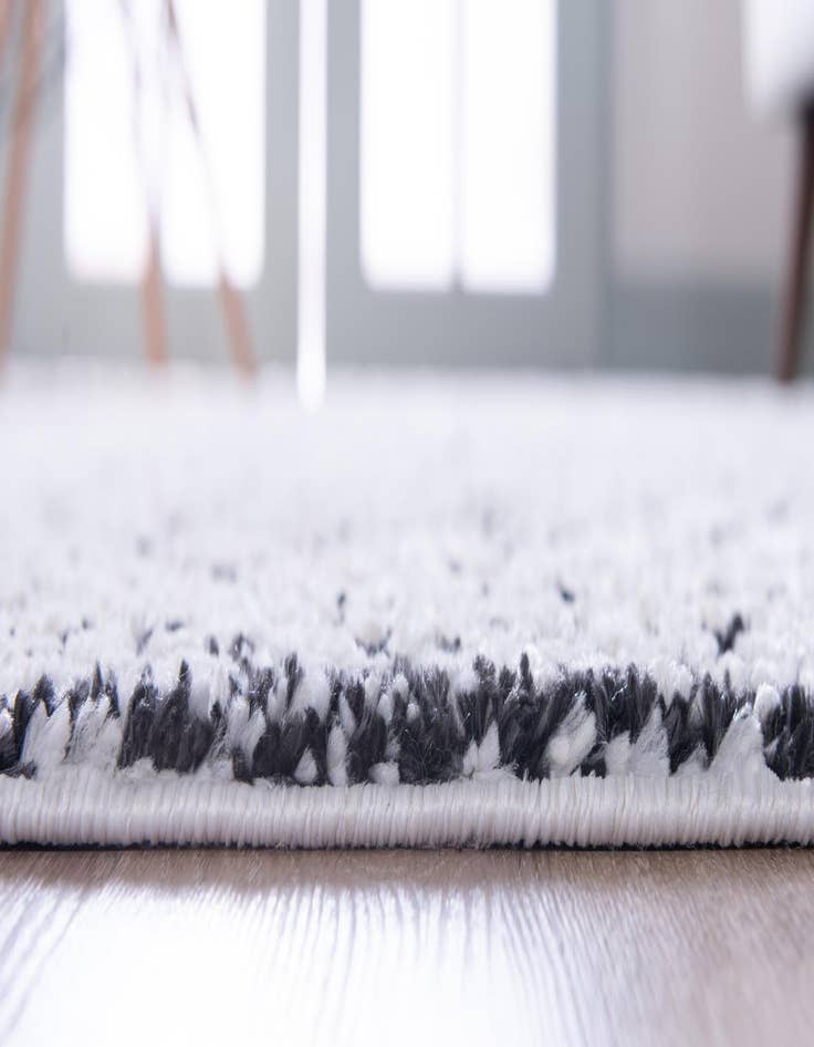 Detail image of 2' 2 x 6' Morocco Runner Rug