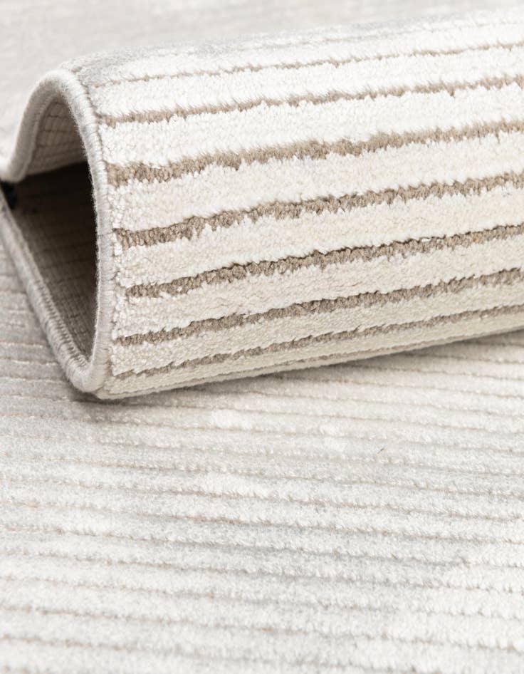 Detail image of 2' 6 x 4' Noble Runner Rug