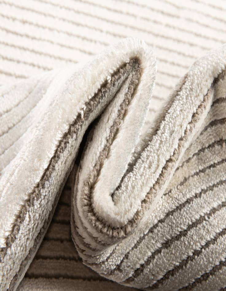 Detail image of 2' 6 x 4' Noble Runner Rug