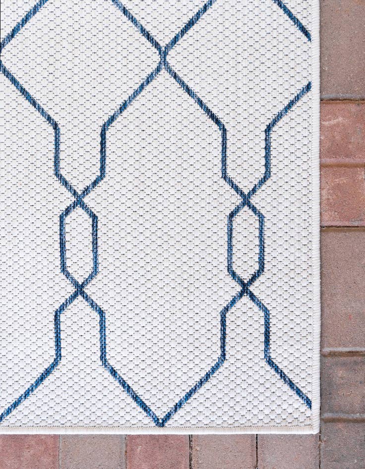 Detail image of 2' x 6' Washable Lattice Indoor / Outdoor Runner Rug