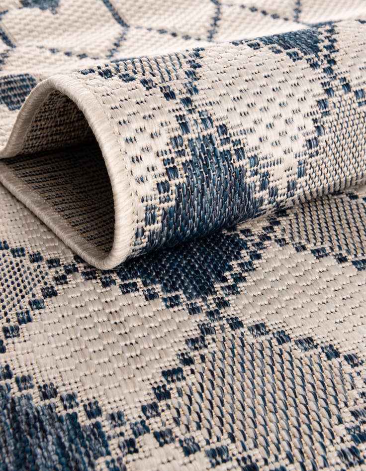 Detail image of 2' x 6' Washable Lattice Indoor / Outdoor Runner Rug