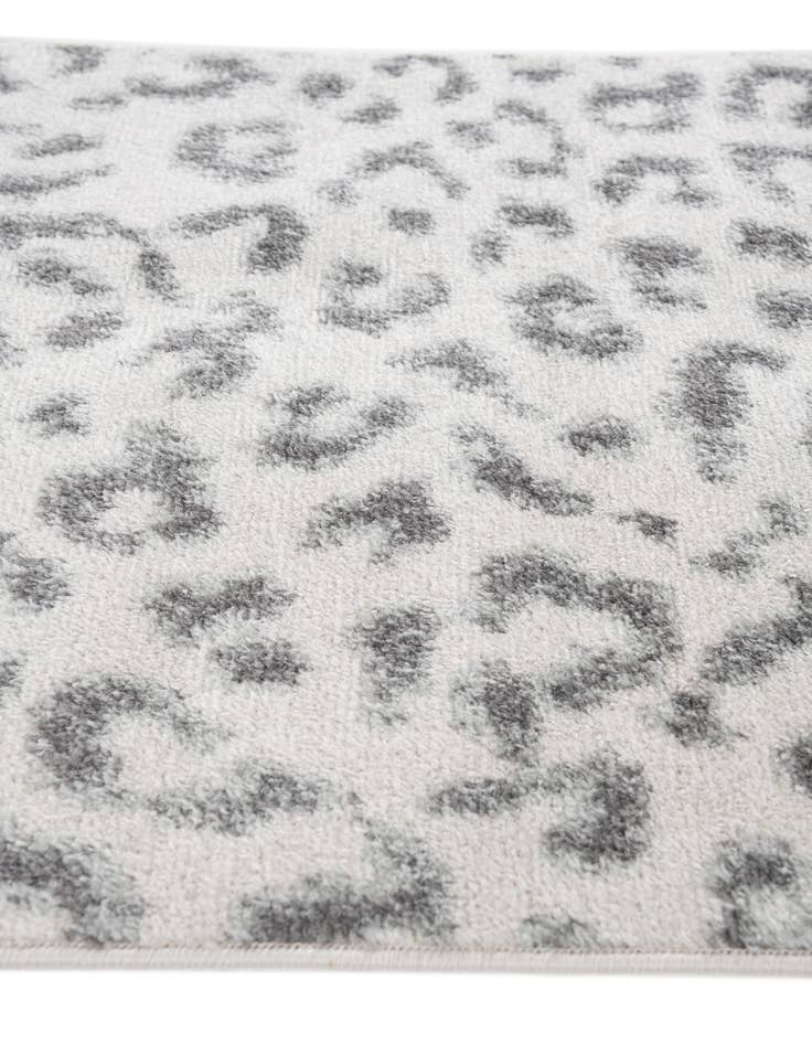 Detail image of 2' 7 x 9' 10 Safari Runner Rug