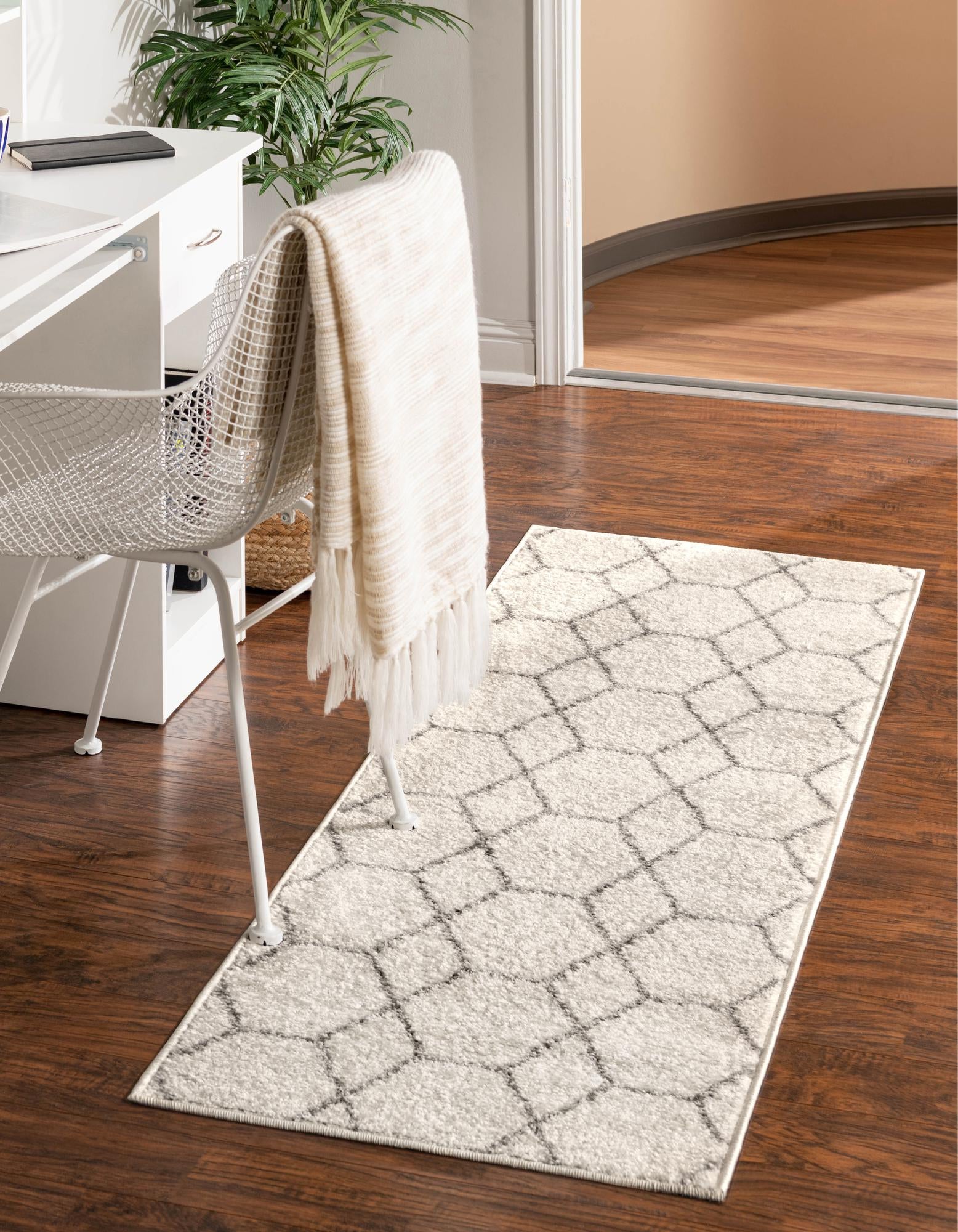 2' x 6' Trellis Frieze Runner Rug