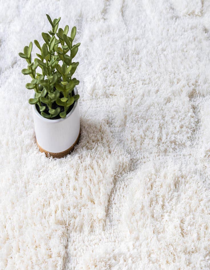 Detail image of 2' x 6' 9 Trellis Shag Runner Rug