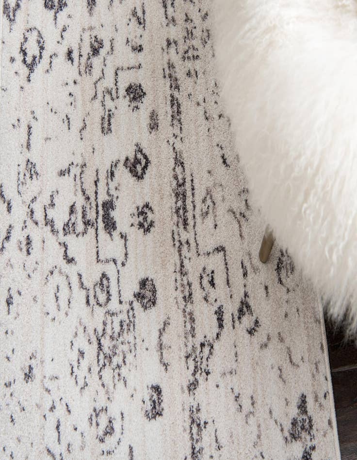 Detail image of 2' 7 x 8' 2 Vega Runner Rug