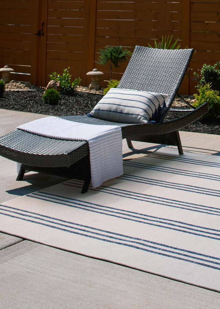7' 10 x 7' 10 Easy-Clean Jill Zarin Anguilla Indoor / Outdoor Square Rug