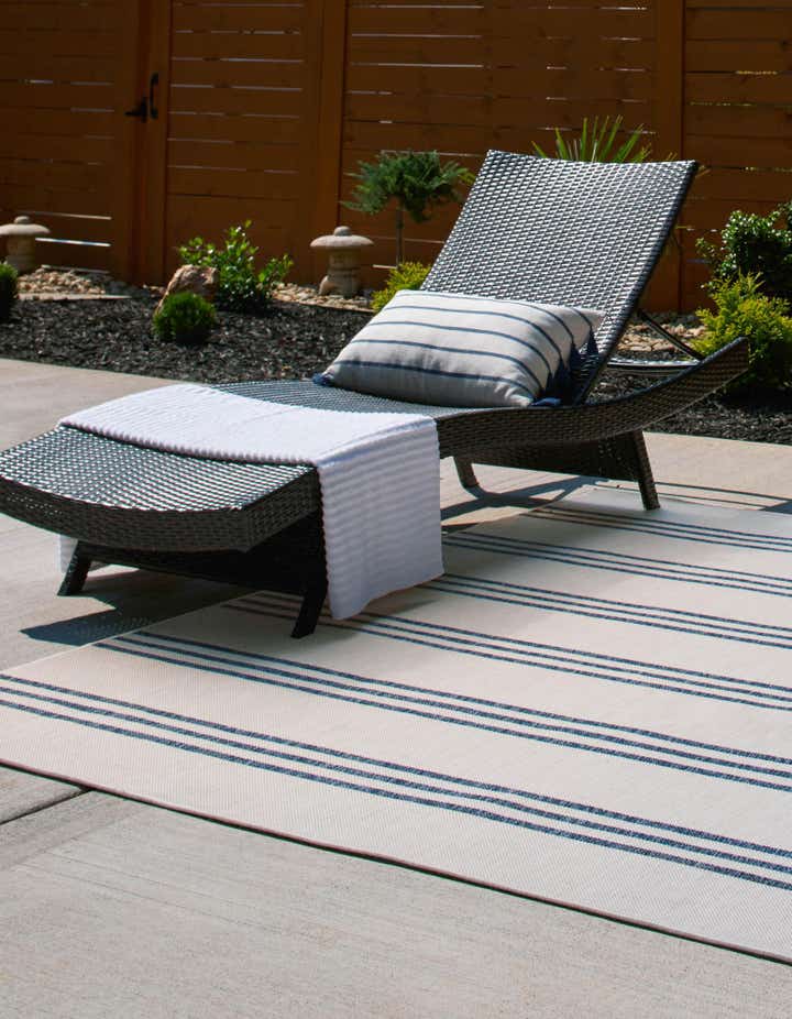 7' 10 x 7' 10 Easy-Clean Jill Zarin Anguilla Indoor / Outdoor Square Rug