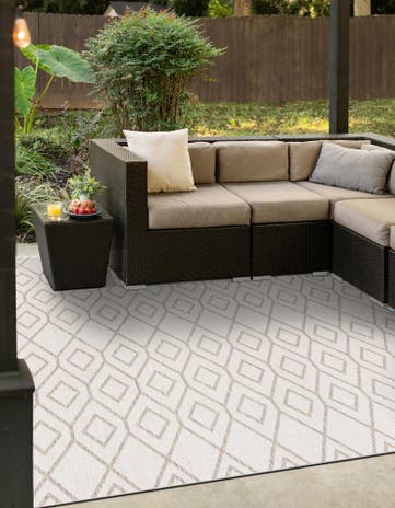 7' 10 x 7' 10 Easy-Clean Jill Zarin Indoor / Outdoor Square Rug