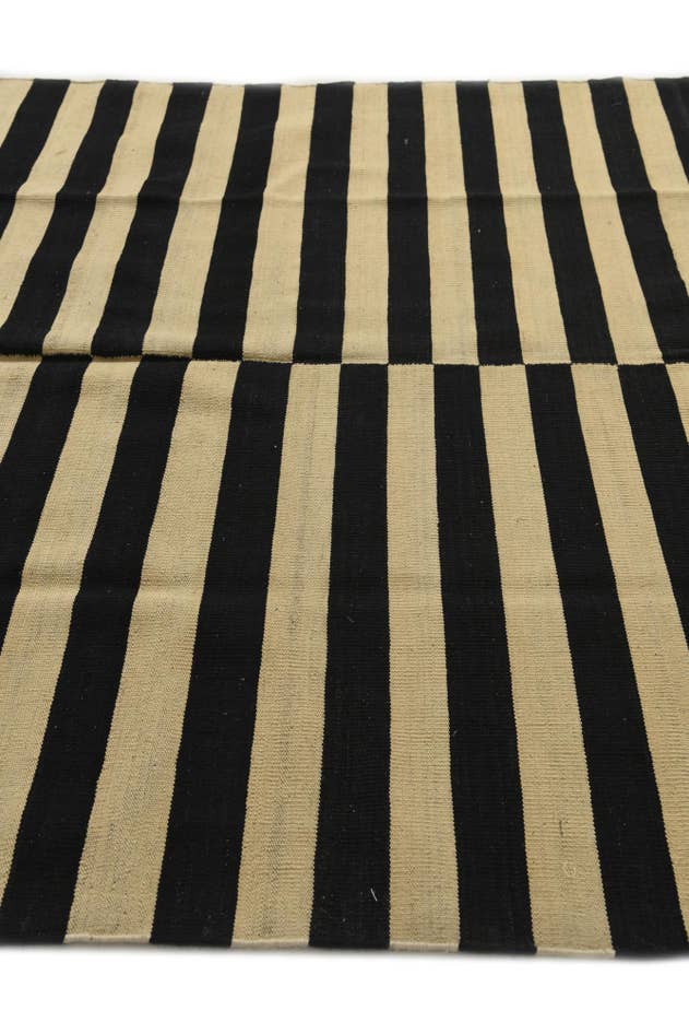 Detail image of 5' 4 x 6' 6 Hand Woven Kilim Modern Wool Square Rug