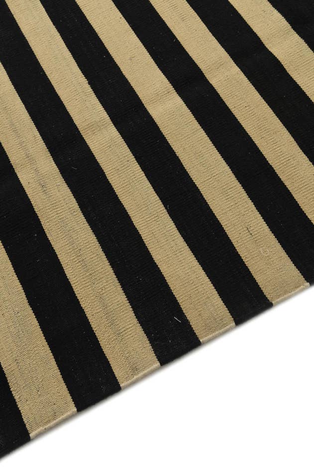 Detail image of 5' 4 x 6' 6 Hand Woven Kilim Modern Wool Square Rug
