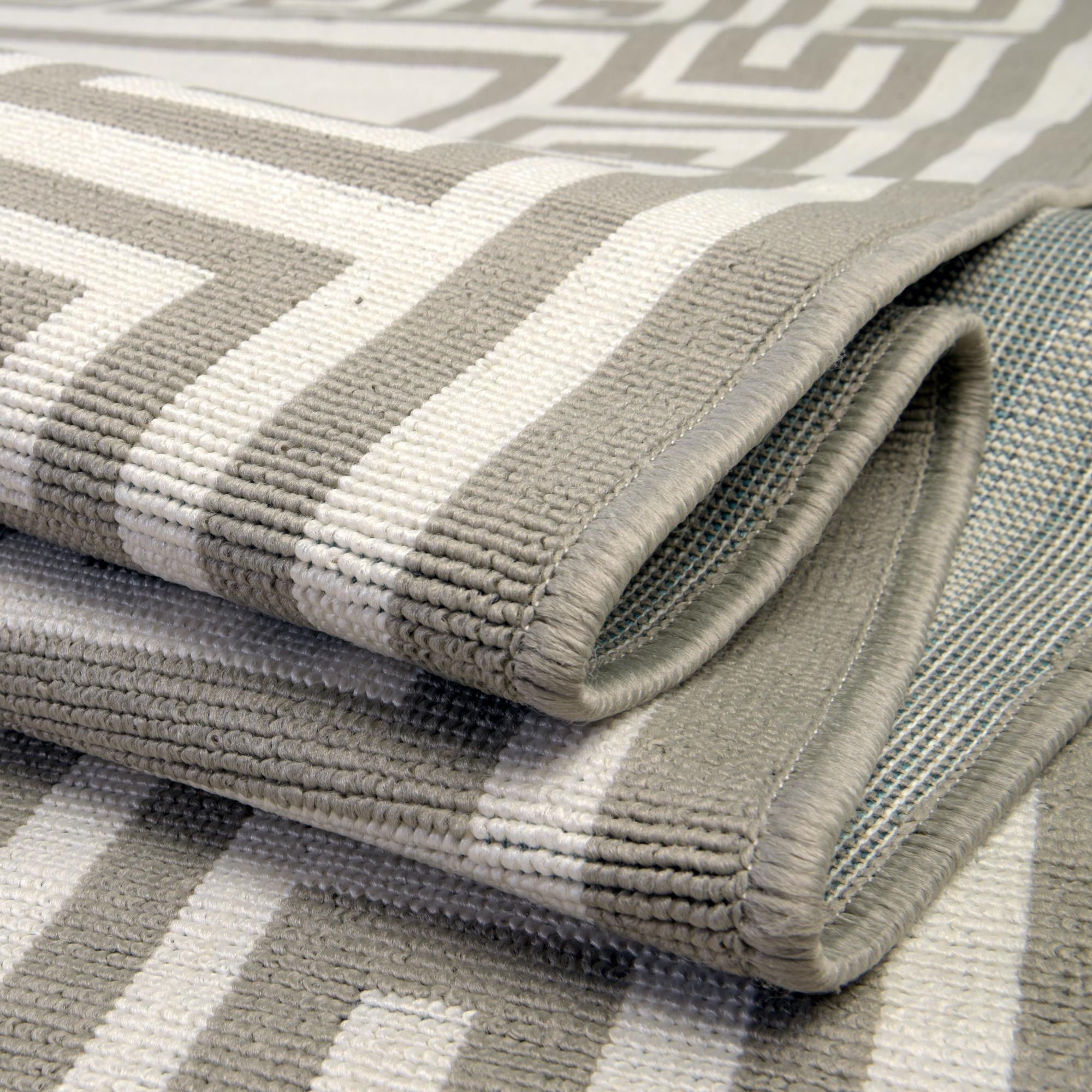 7' 10 x 7' 10 Easy-Clean Coastal Indoor / Outdoor Square Rug