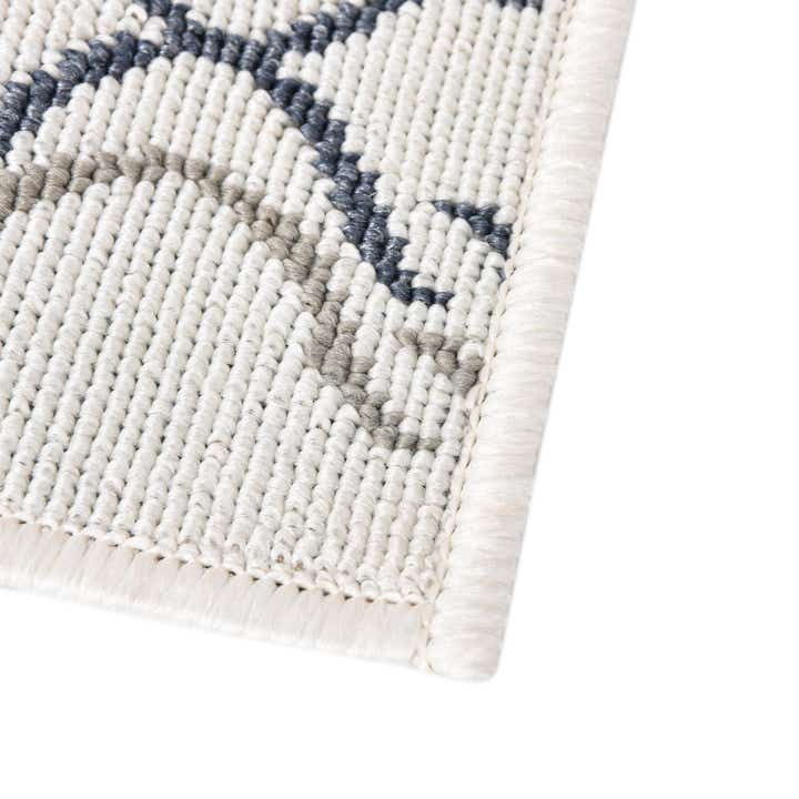 7' 10 x 7' 10 Easy-Clean Trellis Indoor / Outdoor Square Rug