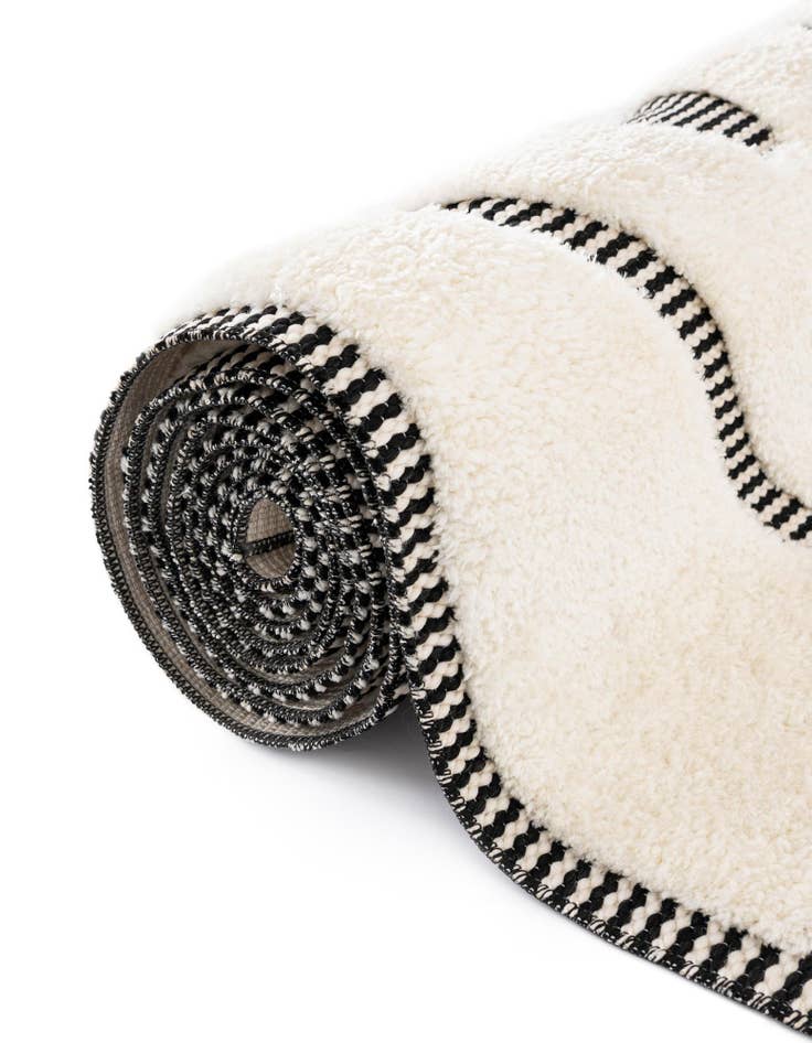Detail image of 3' x 3' Prismatic Round Rug