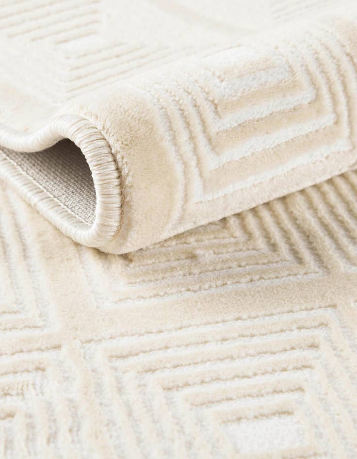 Detail image of 2' x 6' Aakaar Runner Rug