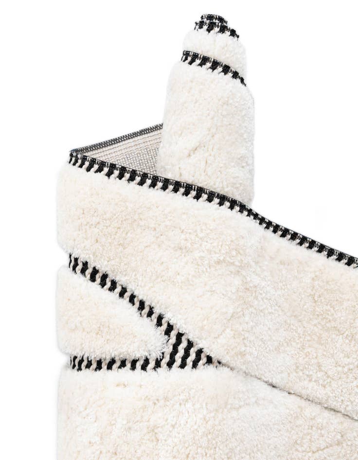 Detail image of 2' 7 x 10' Prismatic Runner Rug