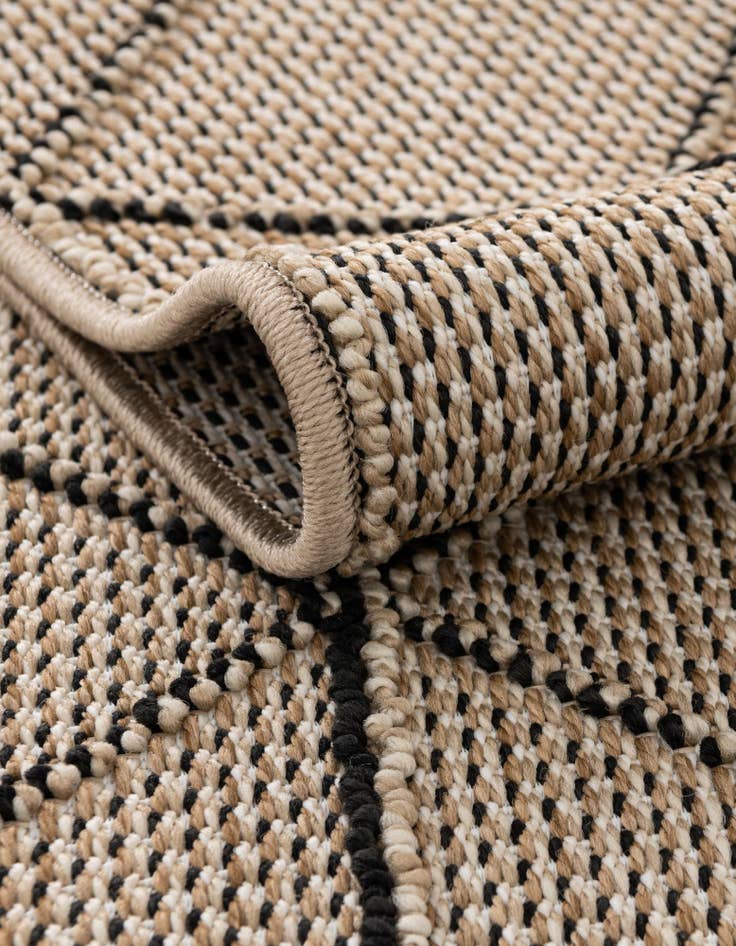Detail image of 4' 1 x 6' 1 Easy-Clean Lattice Indoor / Outdoor Rug