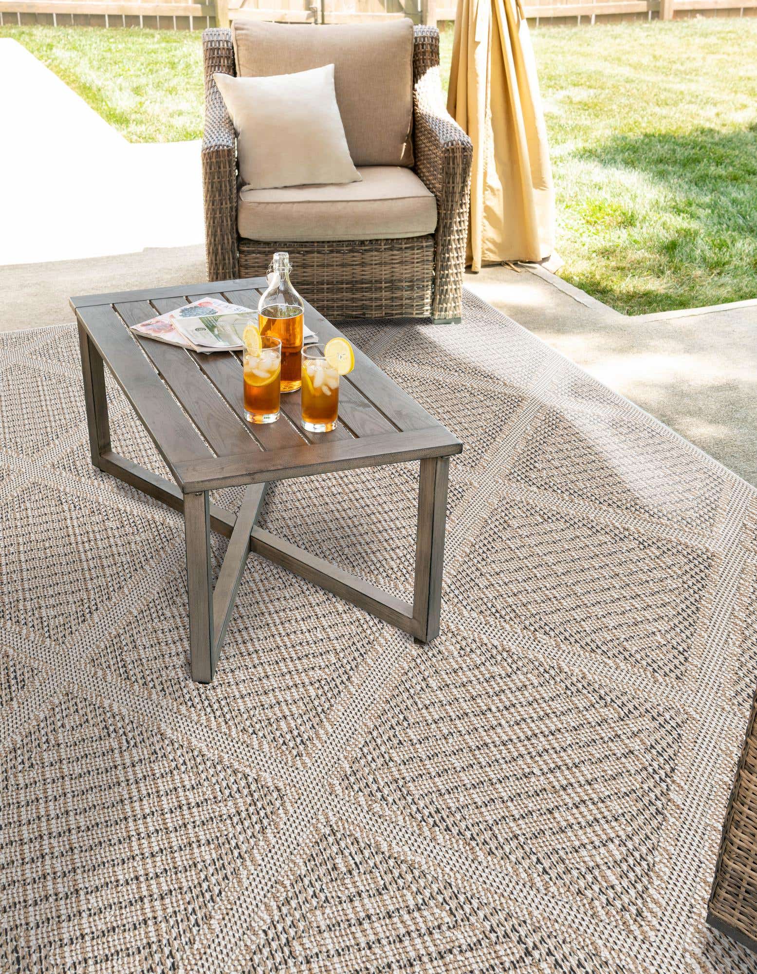 Detail image of 7' 10 x 10' Trellis Indoor / Outdoor Rug