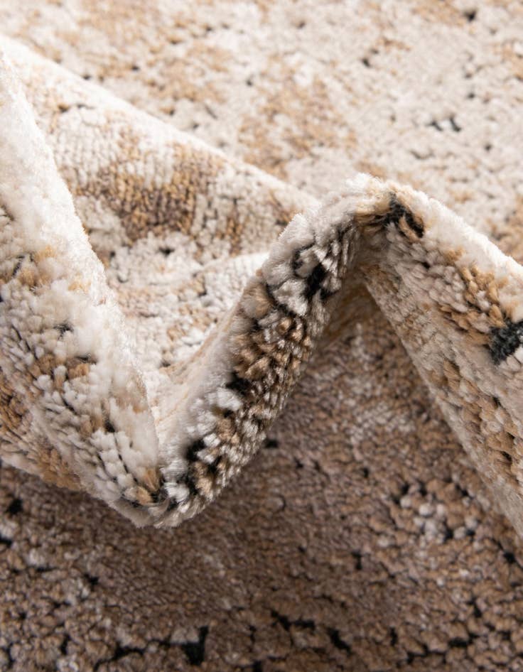 Detail image of 2' x 6' 9 Eliza Runner Rug