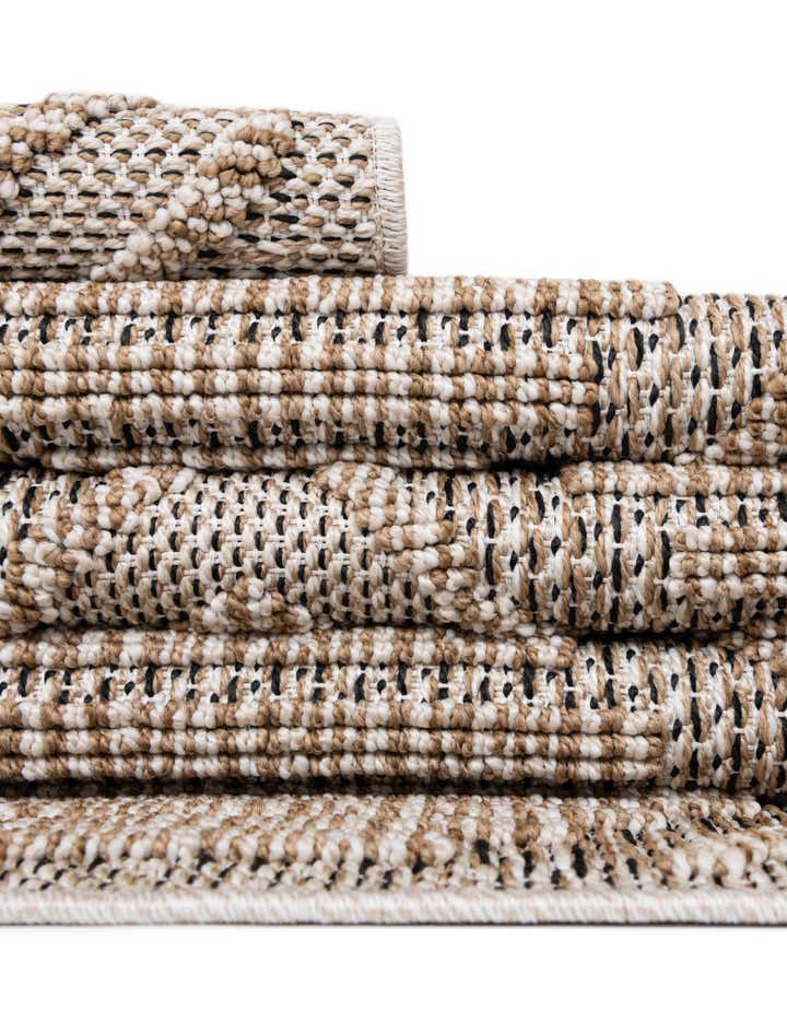 7' 10 x 7' 10 Easy-Clean Lattice Indoor / Outdoor Square Rug