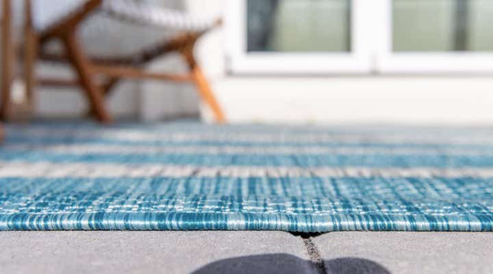 5' 3 x 8' Easy-Clean Ribbon Indoor / Outdoor Rug