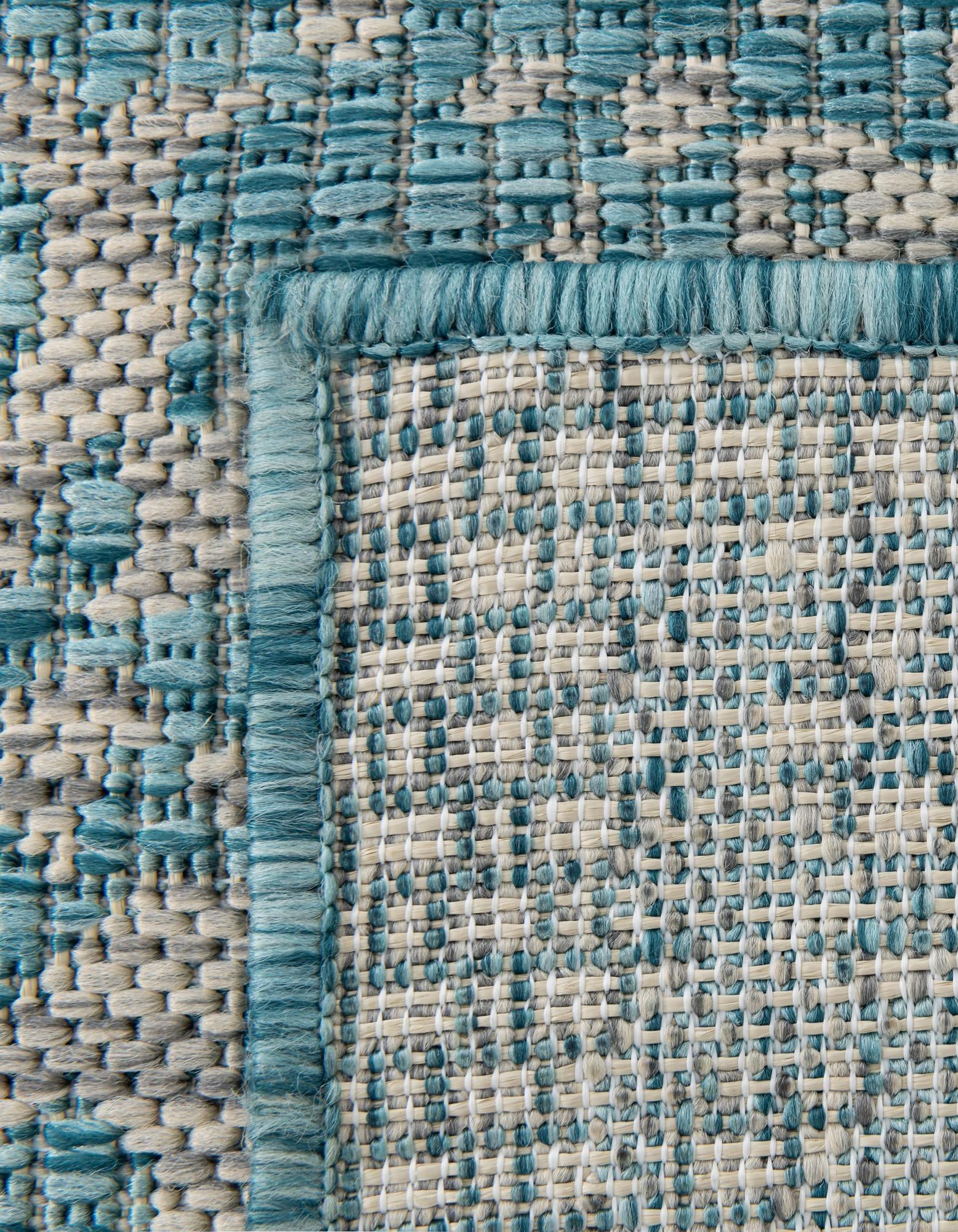 4' x 6' Easy-Clean Traditional Indoor / Outdoor Rug