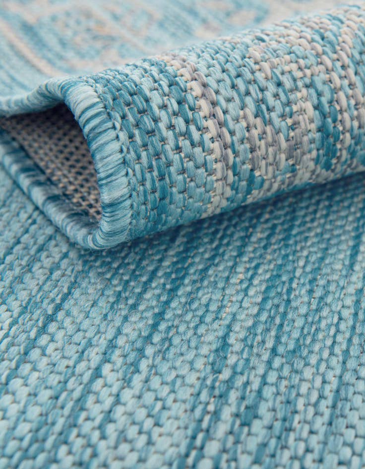 Detail image of 7' 10 x 11' Easy-Clean Traditional Indoor / Outdoor Rug