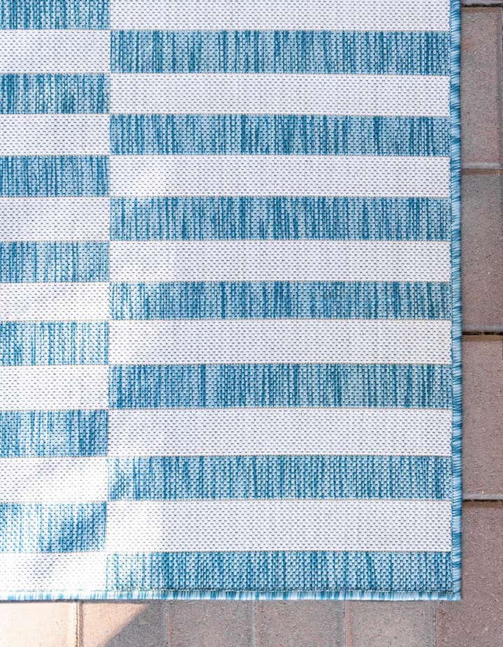 4' x 4' Easy-Clean Striped Indoor / Outdoor Round Rug