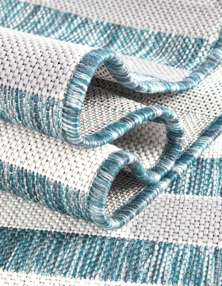 Detail image of 4' x 4' Easy-Clean Striped Indoor / Outdoor Round Rug