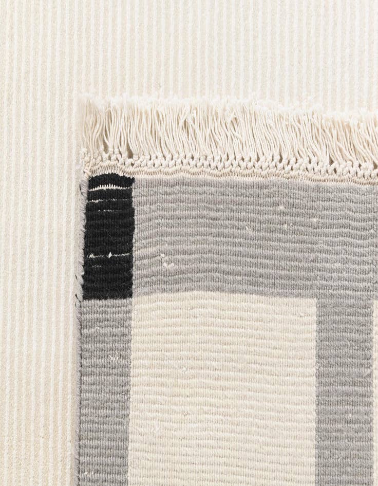 Detail image of 6' 11 x 9' 9  Hand Knotted Darya Wool Rug