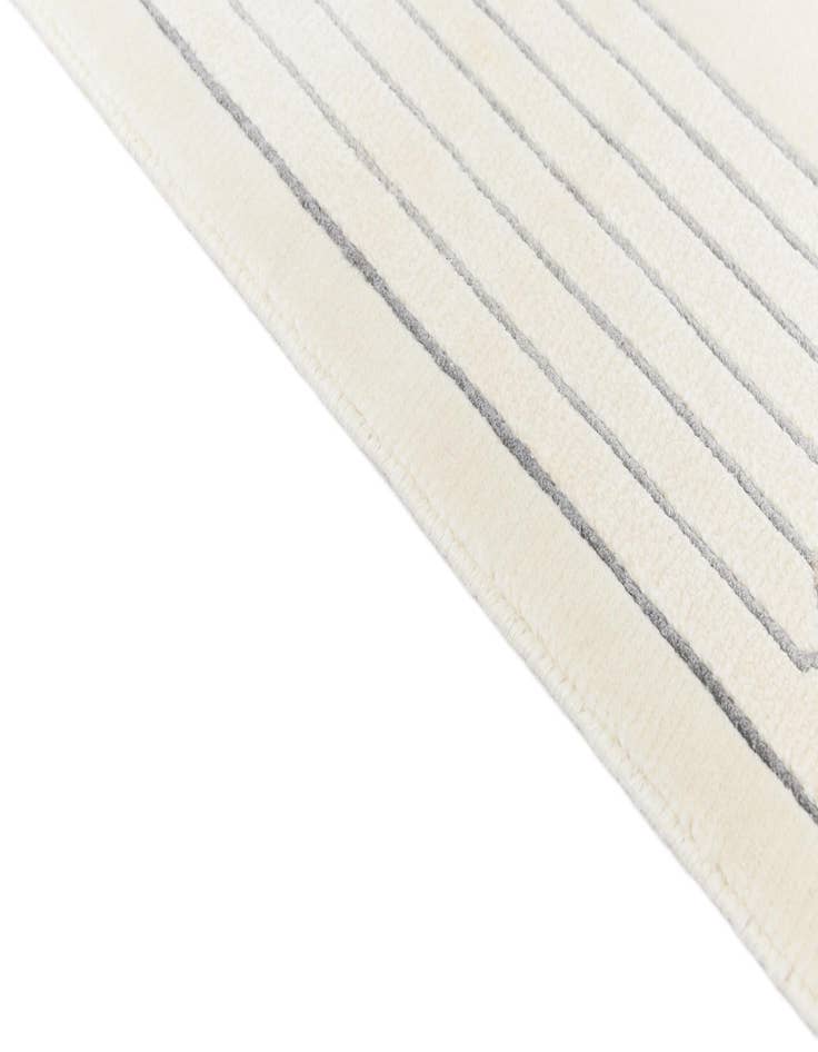 Detail image of 4' 7 x 6' 7  Hand Knotted Darya Wool Rug