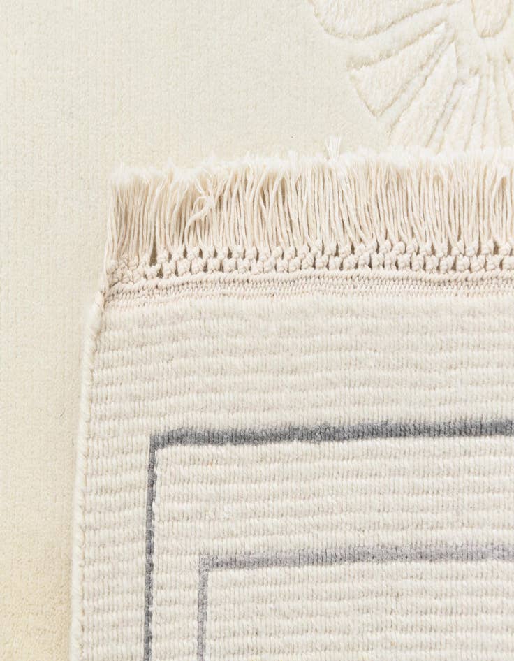 Detail image of 4' 7 x 6' 7  Hand Knotted Darya Wool Rug