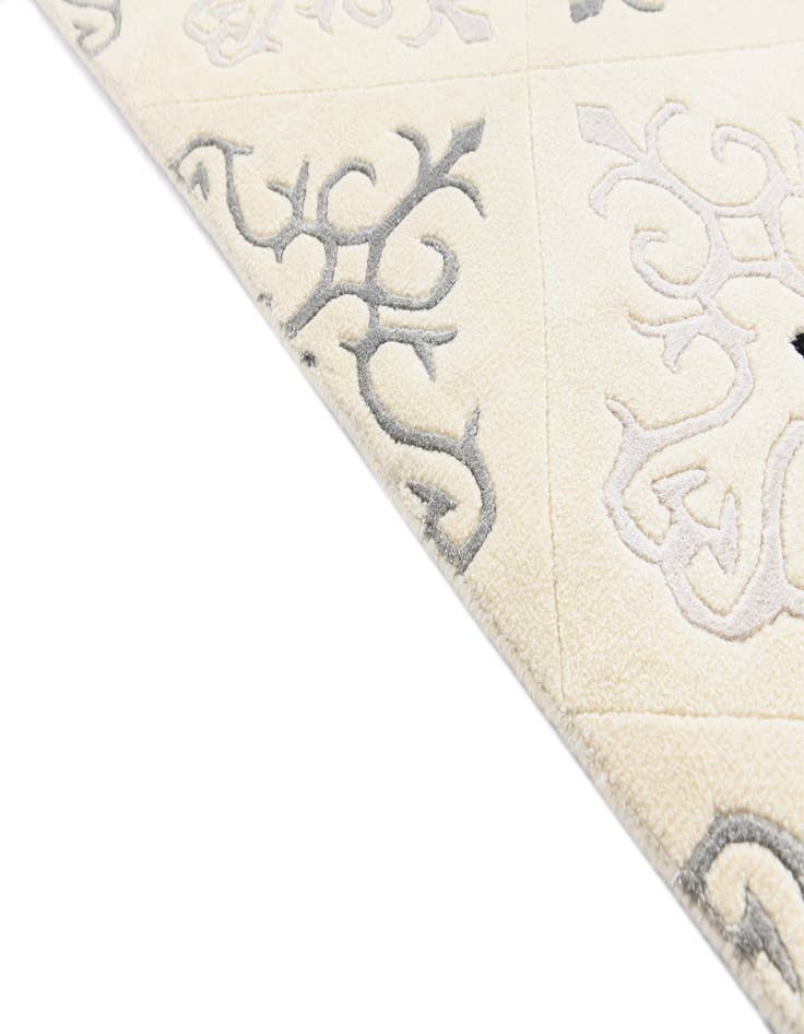 Detail image of 5' x 6' 10  Hand Knotted Darya Rug