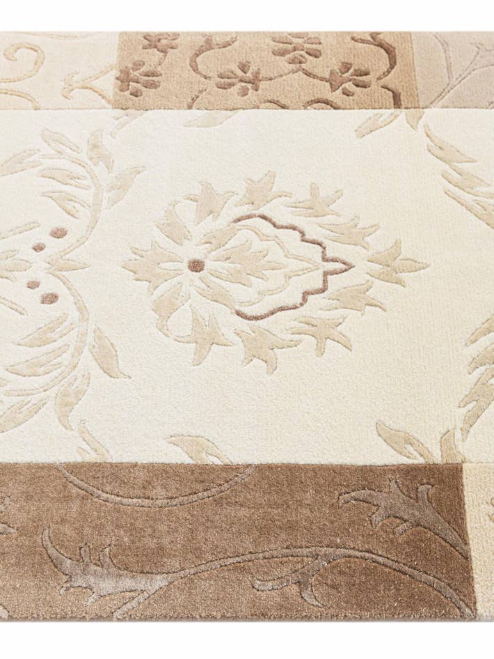 Detail image of 2' 7 x 4' 11 Hand Knotted Darya Rug
