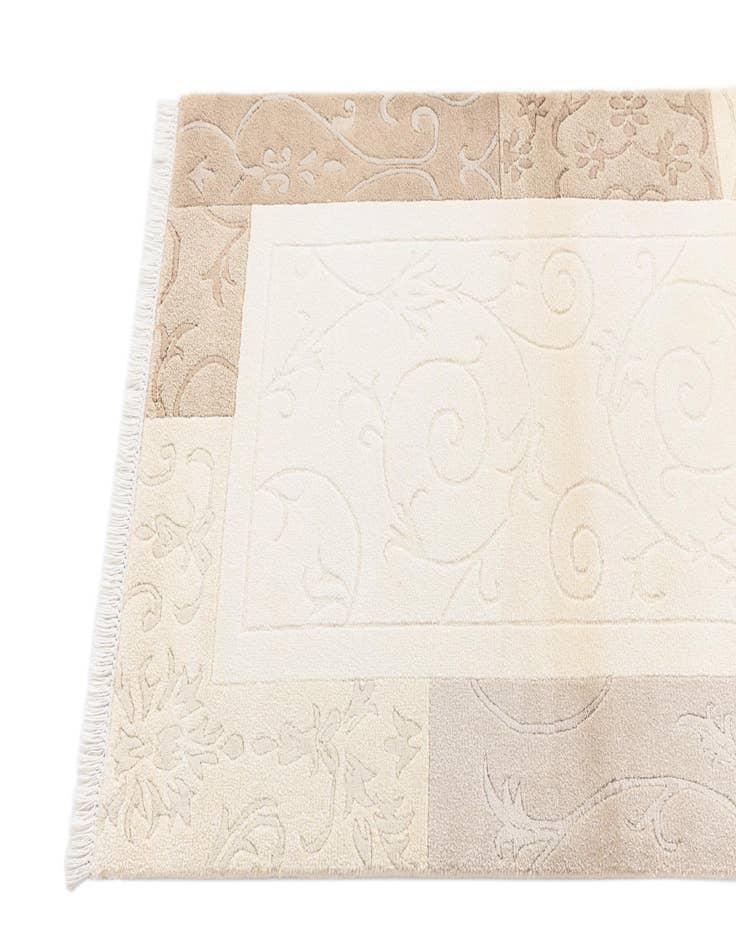 Detail image of 2' 8 x 4' 11  Hand Knotted Darya Wool Rug