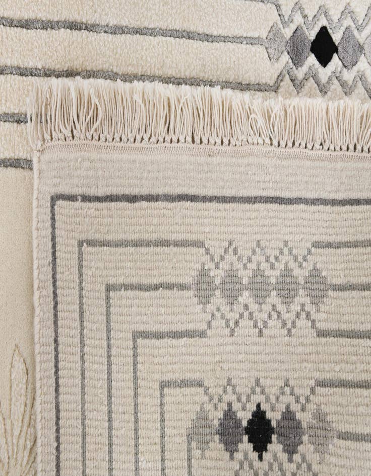 Detail image of 2' 7 x 10' 2  Hand Knotted Darya Wool Runner Rug