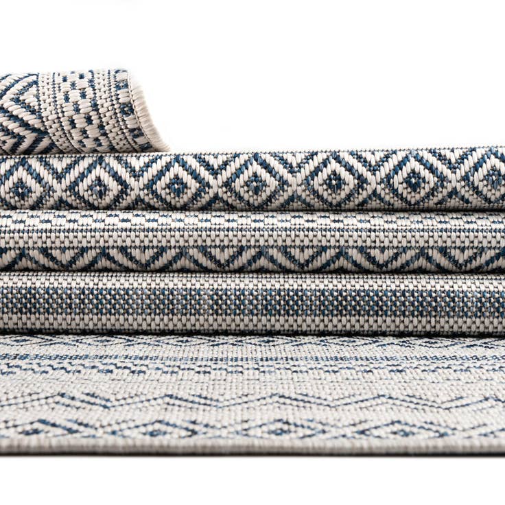 Detail image of 5' 3 x 5' 3 Easy-Clean Ribbon Indoor / Outdoor Octagon Rug