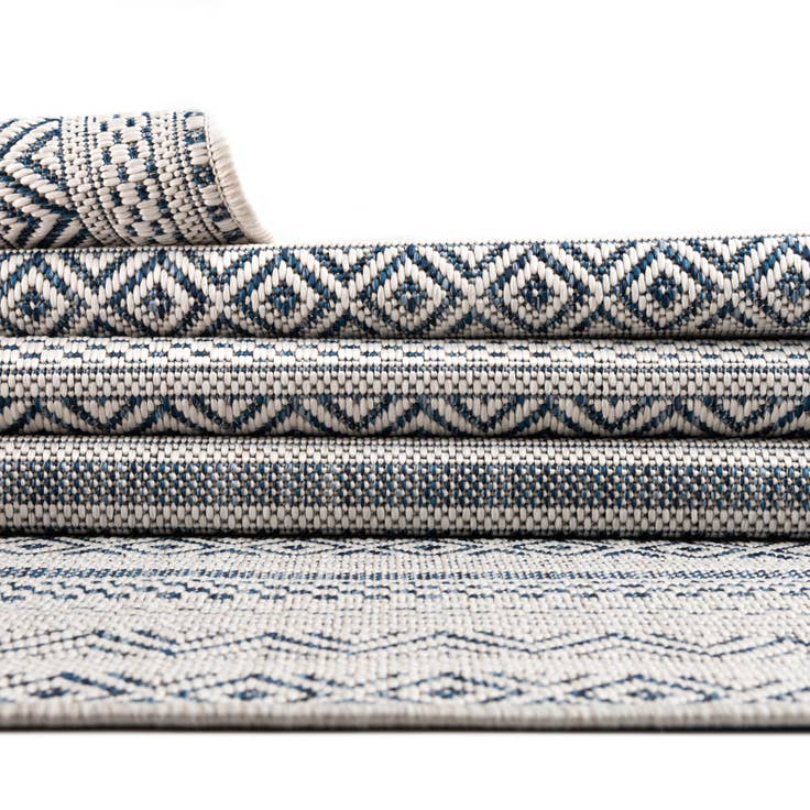 Detail image of 5' 3 x 5' 3 Easy-Clean Ribbon Indoor / Outdoor Octagon Rug