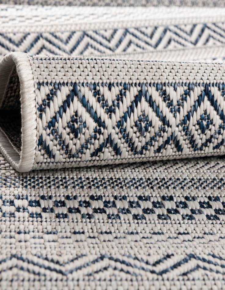 Detail image of 7' 10 x 10' Easy-Clean Striped Indoor / Outdoor Oval Rug