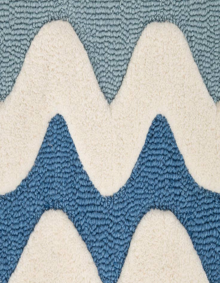 Detail image of 2' 9 x 4' 11 Hand Tufted Wool Rug