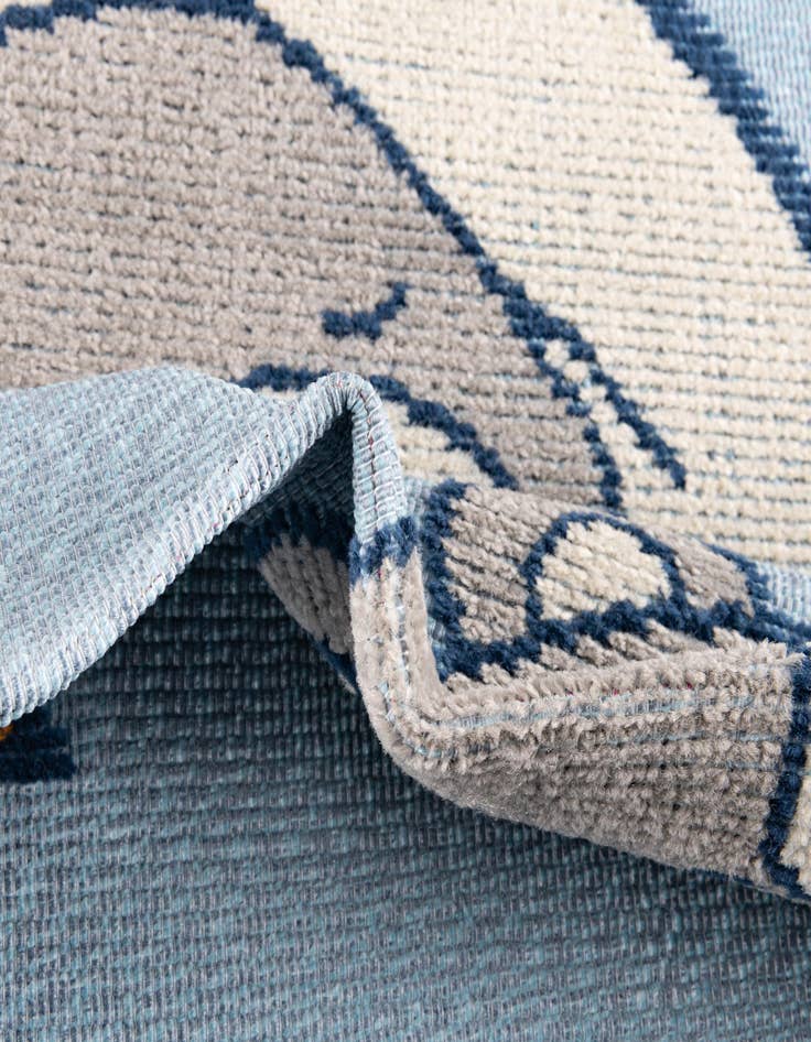 Detail image of 5' 3 x 7' 7 Easy-Clean Indoor / Outdoor Rug