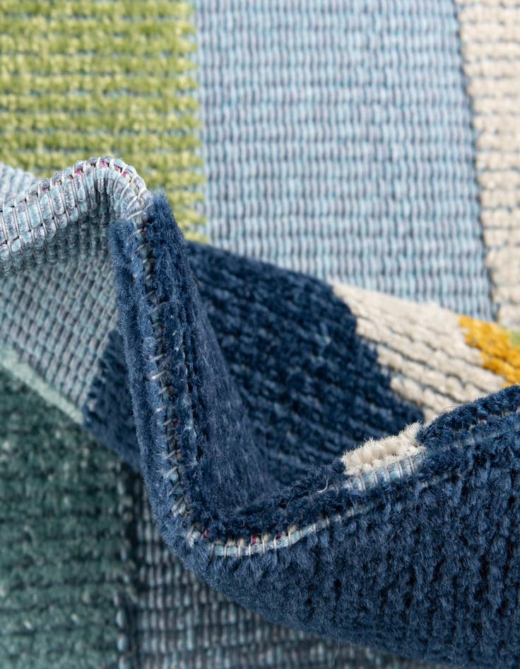 Detail image of 5' 3 x 7' 7 Easy-Clean Indoor / Outdoor Rug