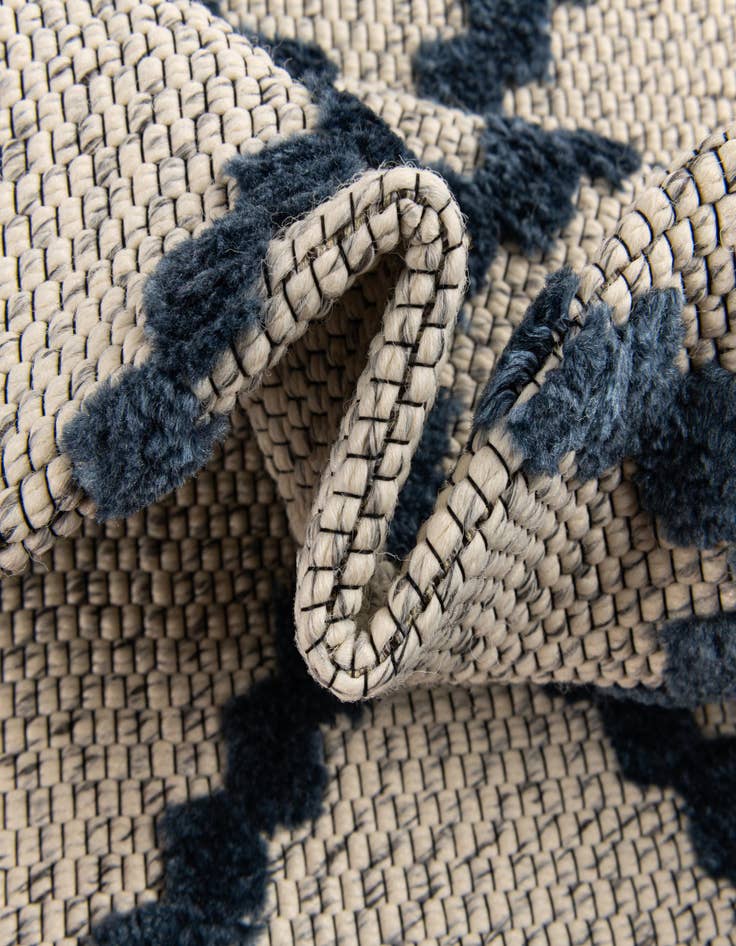 Detail image of 4' 9 x 7'  Washable  Indoor / Outdoor Rug