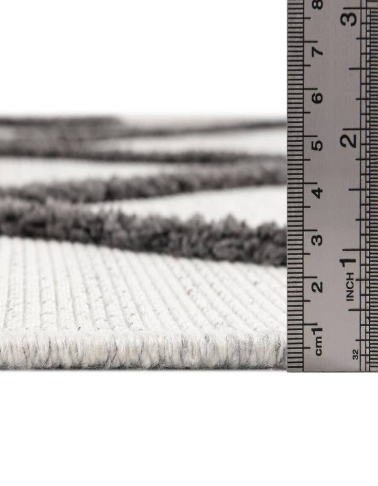 Detail image of 5' 3 x 7' 7 Easy-Clean Indoor / Outdoor Rug