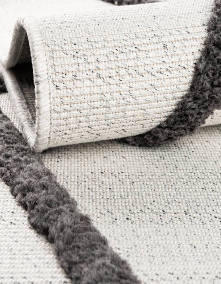 Detail image of 5' 3 x 7' 7 Easy-Clean Indoor / Outdoor Rug