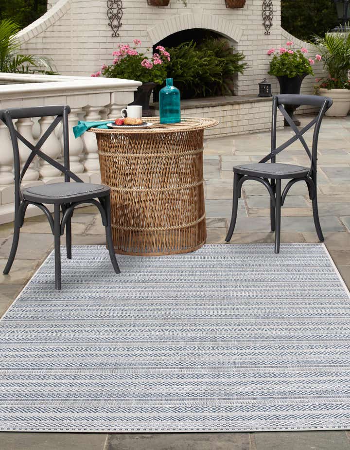 4' x 6' Easy-Clean Striped Indoor / Outdoor Rug