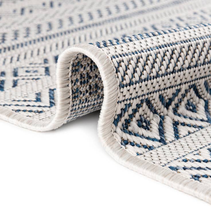 Detail image of 3' x 3' Easy-Clean Ribbon Indoor / Outdoor Round Rug