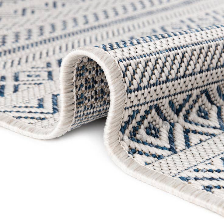 Detail image of 3' x 3' Easy-Clean Ribbon Indoor / Outdoor Round Rug